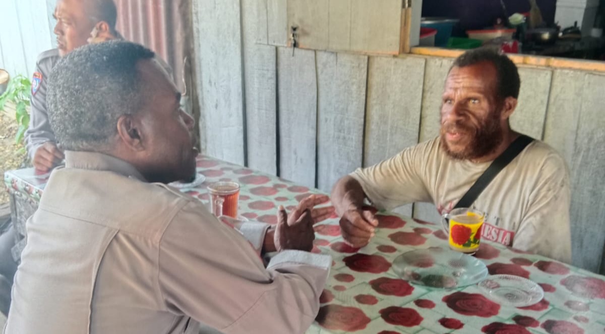Menjalin silaturahmi, Kbo Binmas Polres Sarmi menyambangi warganya