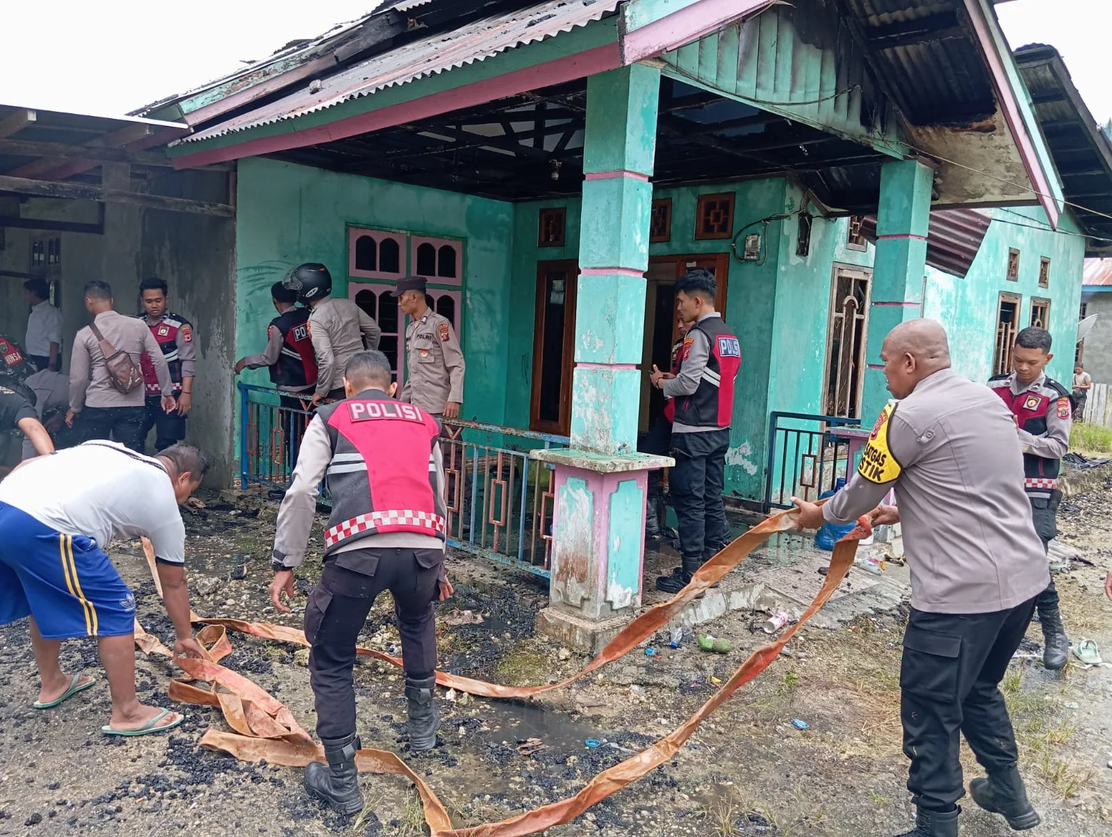 Sigap, Polres Keerom Bantu Padamkan Kebakaran Satu Unit Rumah Milik Personil Polri di Arso VI