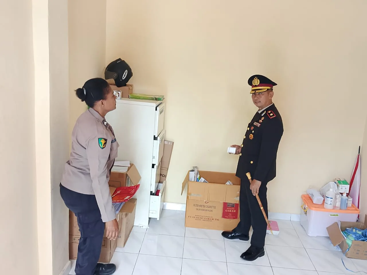 Kapolres Sarmi menyidak Kebersihan di tiap ruangan anggotanya