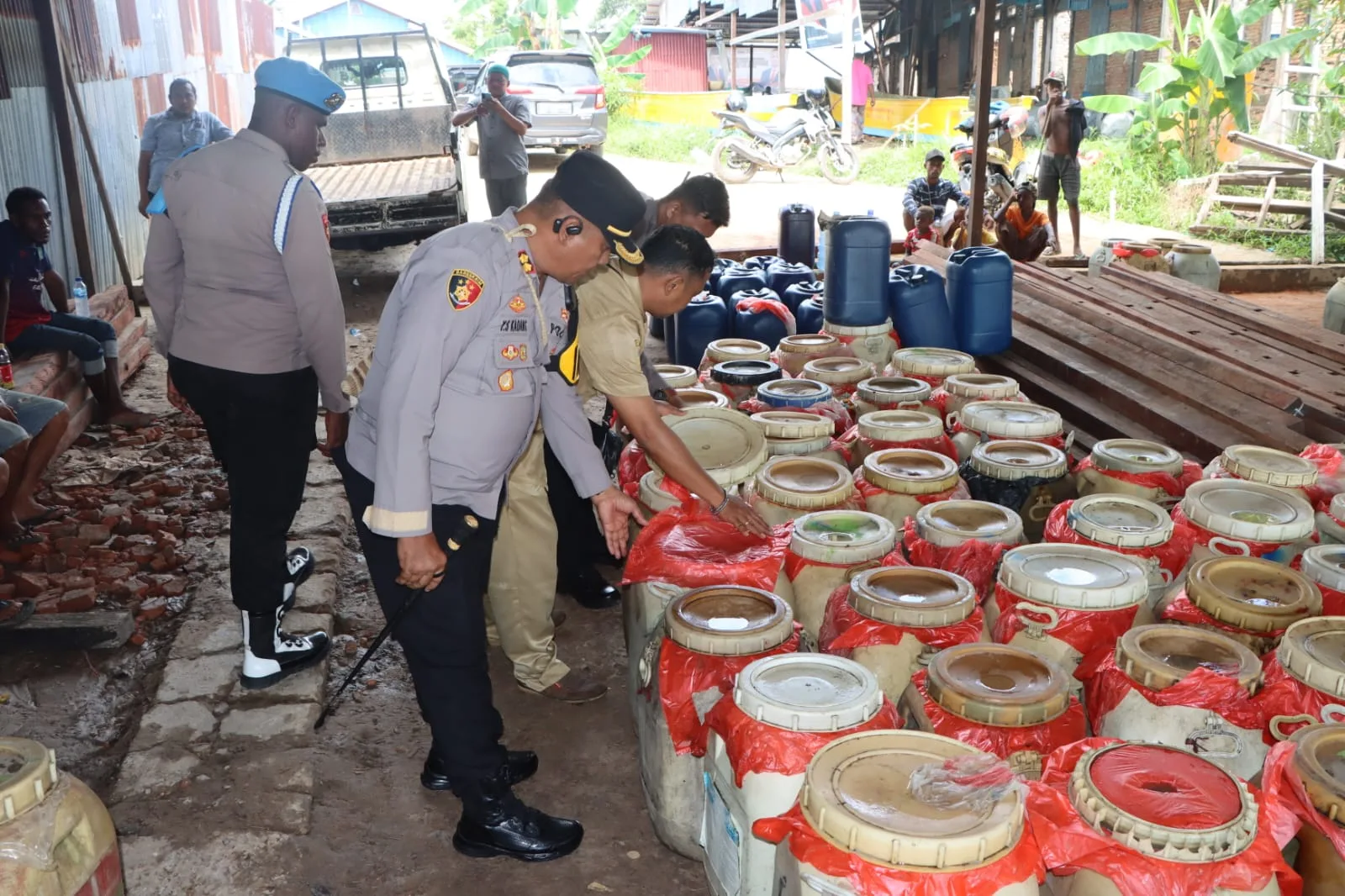 Kapolres Mappi Awasi Langsung Pemindahan Barang Bukti BBM Subsidi Yang Di Sita Satuan Reserse Kriminal Polres Mappi