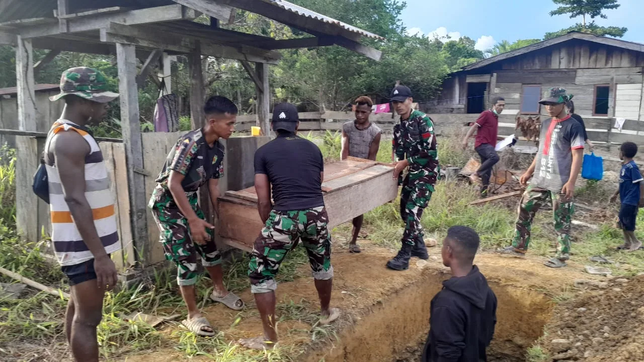 Peduli Sesama, Satgas Yonif 512/QY Bantu Prosesi Pemakaman