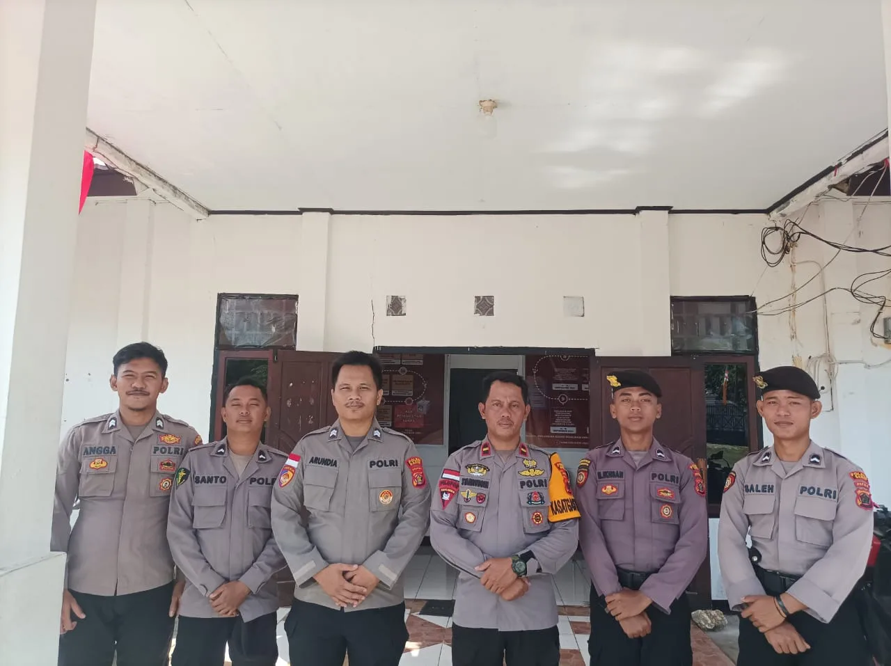 Kasat Samapta Polres Sarmi mengecek anggotanya yang melakukan pengamanan di kantor KPU dan Bawaslu