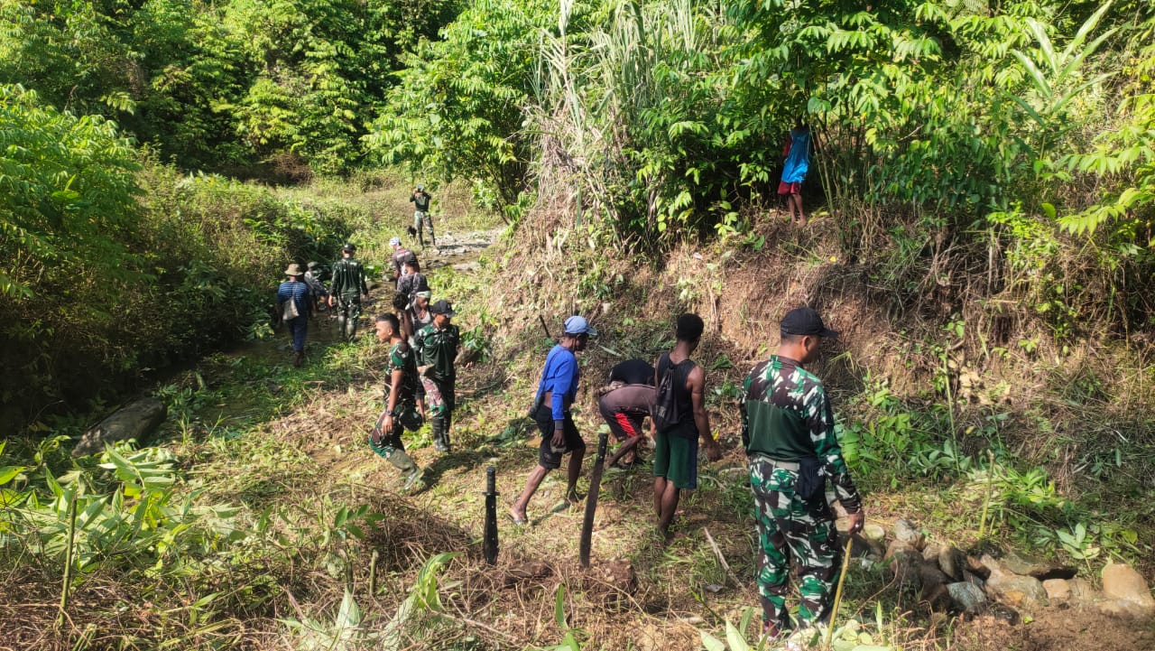 Satgas Yonif 512/QY Kompak bersama Masyarakat Bangun Jalan Alternatif di Wilayah Perbatasan
