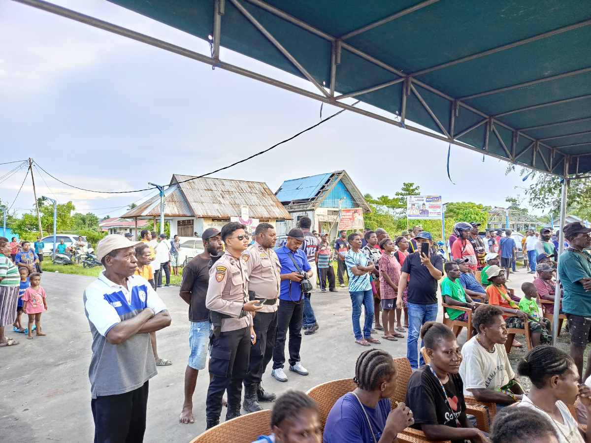 Personil Polres Sarmi lakukan pengamanan kampanye Cawagub papua di Kabupaten Sarmi