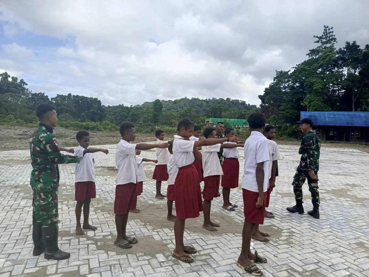 Tanamkan Kedisiplinan Sejak Dini, Satgas Yonif 512/QY Latihkan PBB bagi Siswa di Wilayah Perbatasan