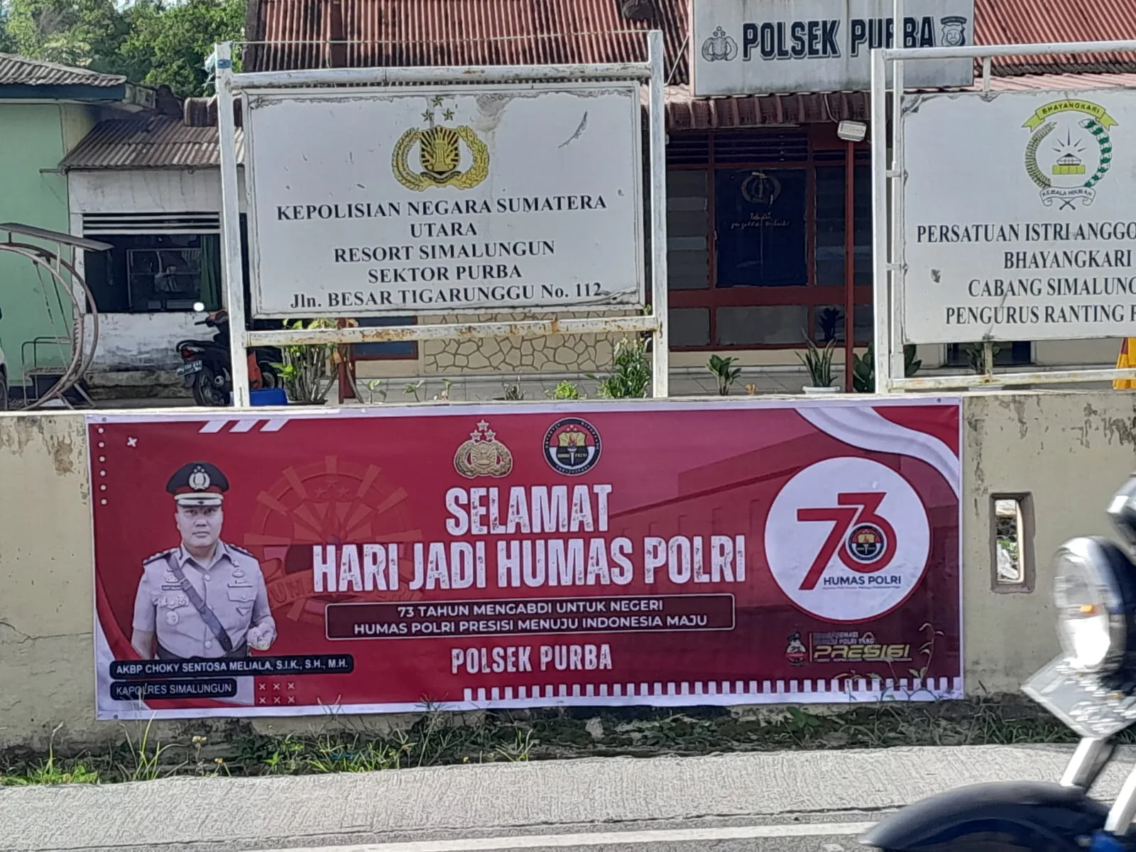 Rayakan HUT ke-73 Humas Polri, Polsek Sejajaran Polres Simalungun Pasang Spanduk: Mengabdi untuk Negeri Menuju Indonesia Emas