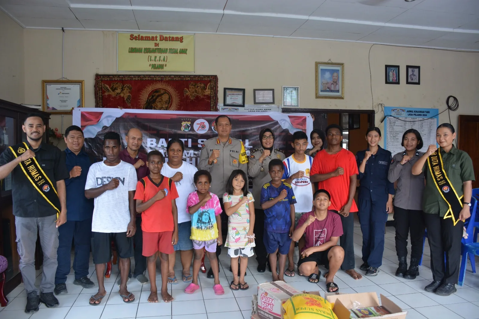 Bakti Sosial Humas Polda Papua Dalam Rangka Hari Jadi Humas Polri ke-73