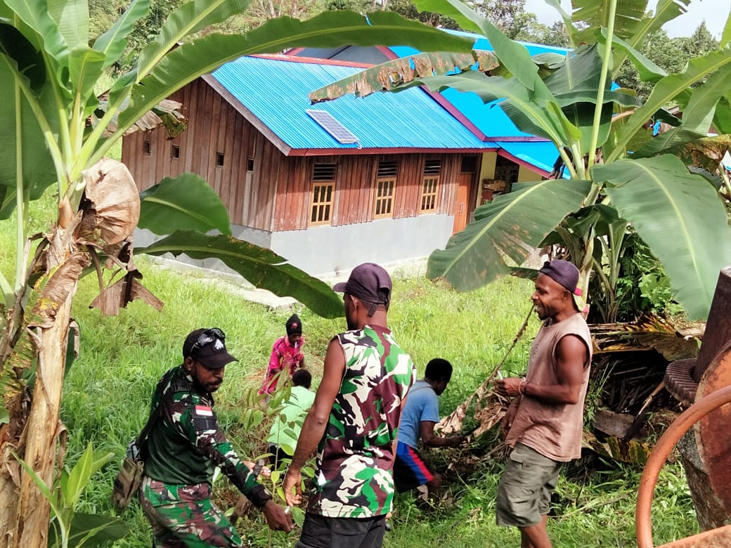 Jalin Kebersamaan, Satgas Yonif 512/QY Gotong Royong Bersama Masyarakat Bersihkan Jalan di Kampung Unggalom