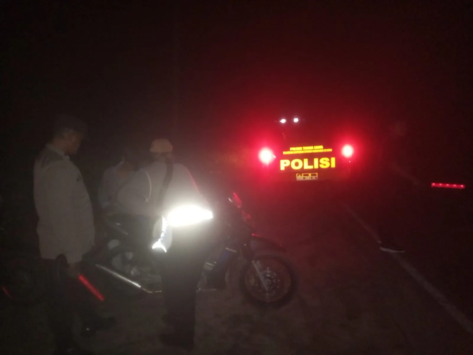 Polsek Tanah Jawa Gelar Kegiatan Pembinaan Remaja pada Larut Malam untuk Antisipasi Kejahatan Jalanan di Bukit Kembar