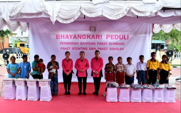 Kunjungan Ketua Umum Bhayangkari Ny. Juliati Sigit Prabowo ke Polres Kupang, Berikan Bantuan Kemanusiaan