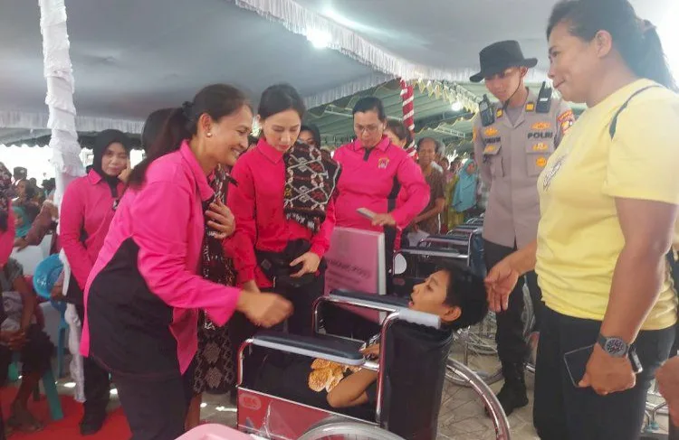 Bantuan Bhayangkari untuk Masyarakat Rote Ndao: Ny. Juliati Sigit Prabowo Berbagi Kebaikan dengan Ribuan Paket Bansos Bagi Masyarakat dan Anak Sekolah
