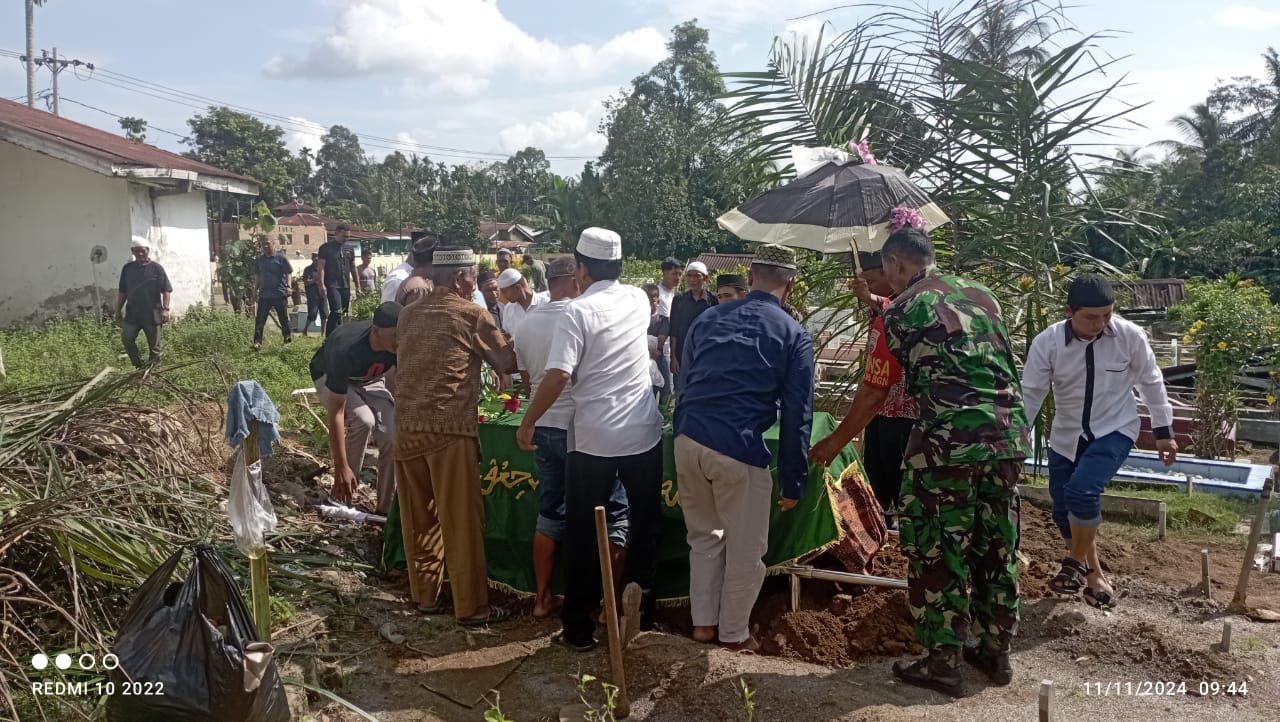 Babinsa Bantu Pemakaman Warga Binaan  Dengan Rasa Kekeluargaan