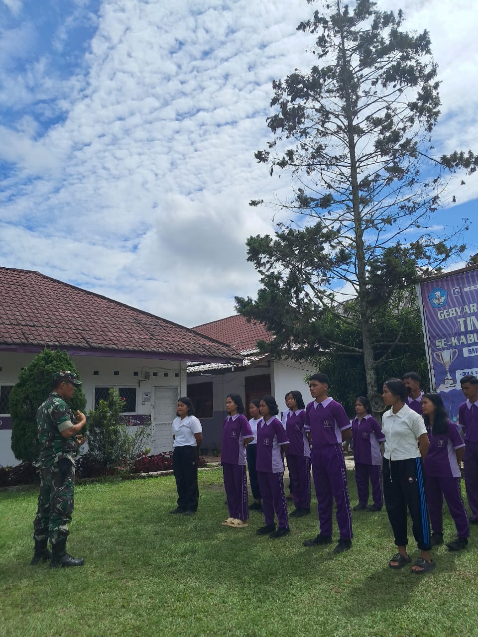 “Babinsa Gelar Wawasan Kebangsaan (Wasbang) untuk Siswa SMK GKPS 1 Raya
