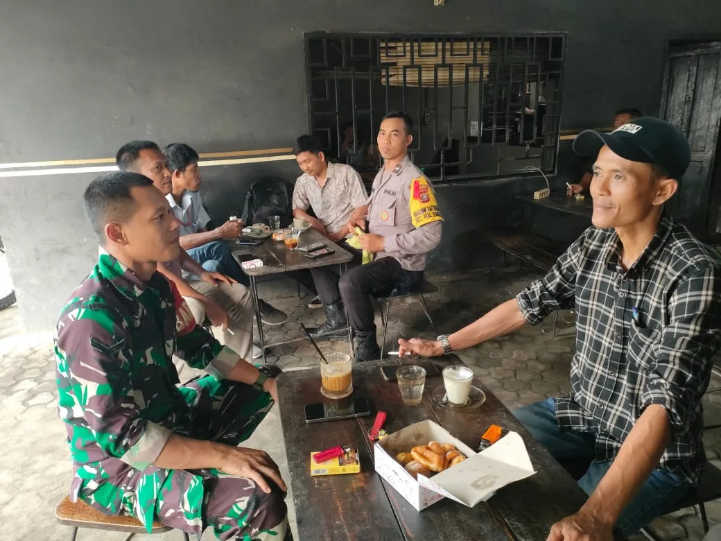Kompak, Babinsa Dan Bhabinkamtibmas Komsos Bersama Dengan Warga Binaan