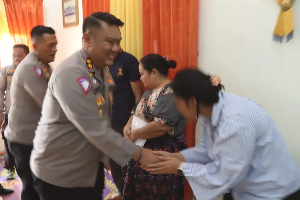 Kapolres Simalungun Kunjungi Keluarga Alm. AIPTU Edison Silalahi Berikan Penghormatan Terakhir