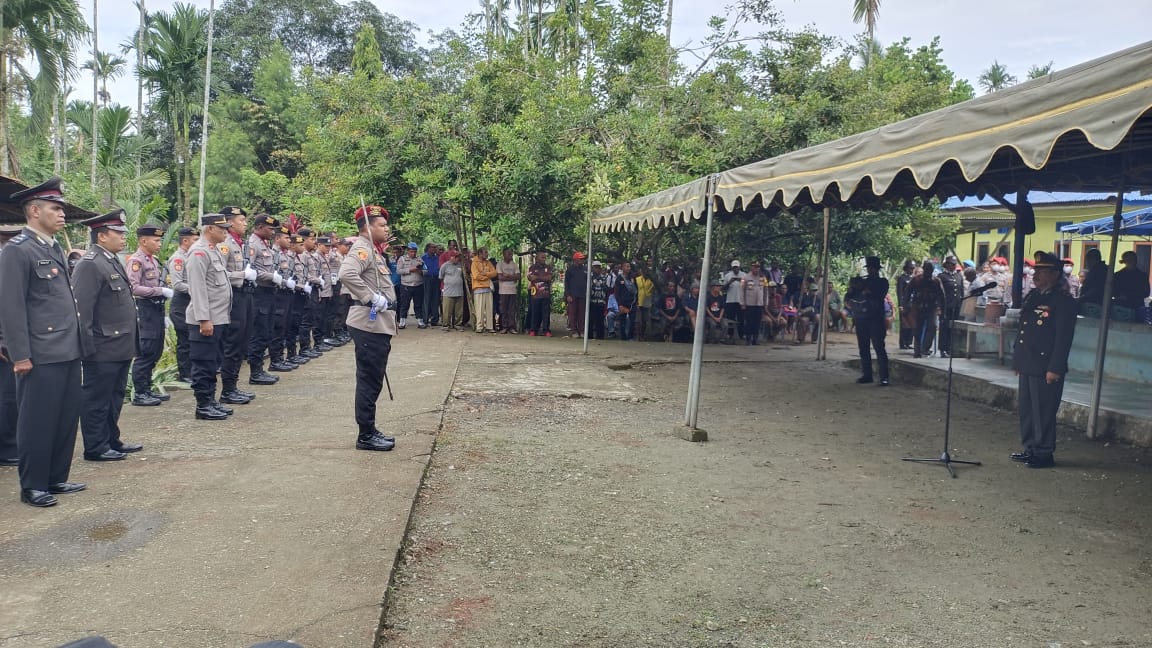 Kapolsek Bonggo Menyerahkan dan Menghadiri Pemakaman Jenazah Almarhum Aipda Benyamin Franklin Done, Secara Kedinas Kepolisian Negara RI