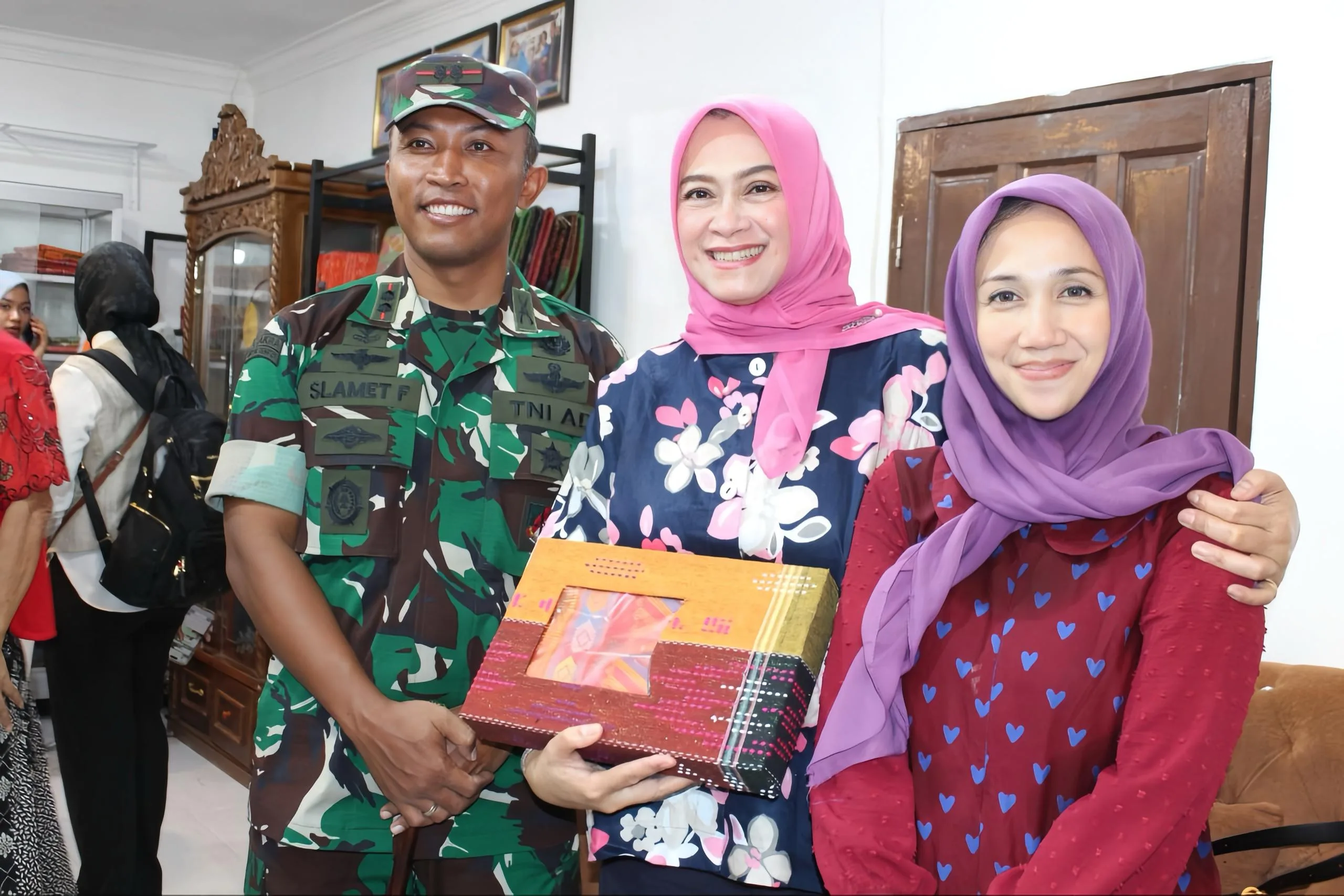 Ketua Umum IKKT Pragati Wira Anggini Ny. Evi Agus Subiyanto beserta rombongan Kunjungi Pengrajin Tenun, Ulos, dan Hiou di Lembaga Pelatihan Kerja (LPK) Anugrah Pematangsiantar”