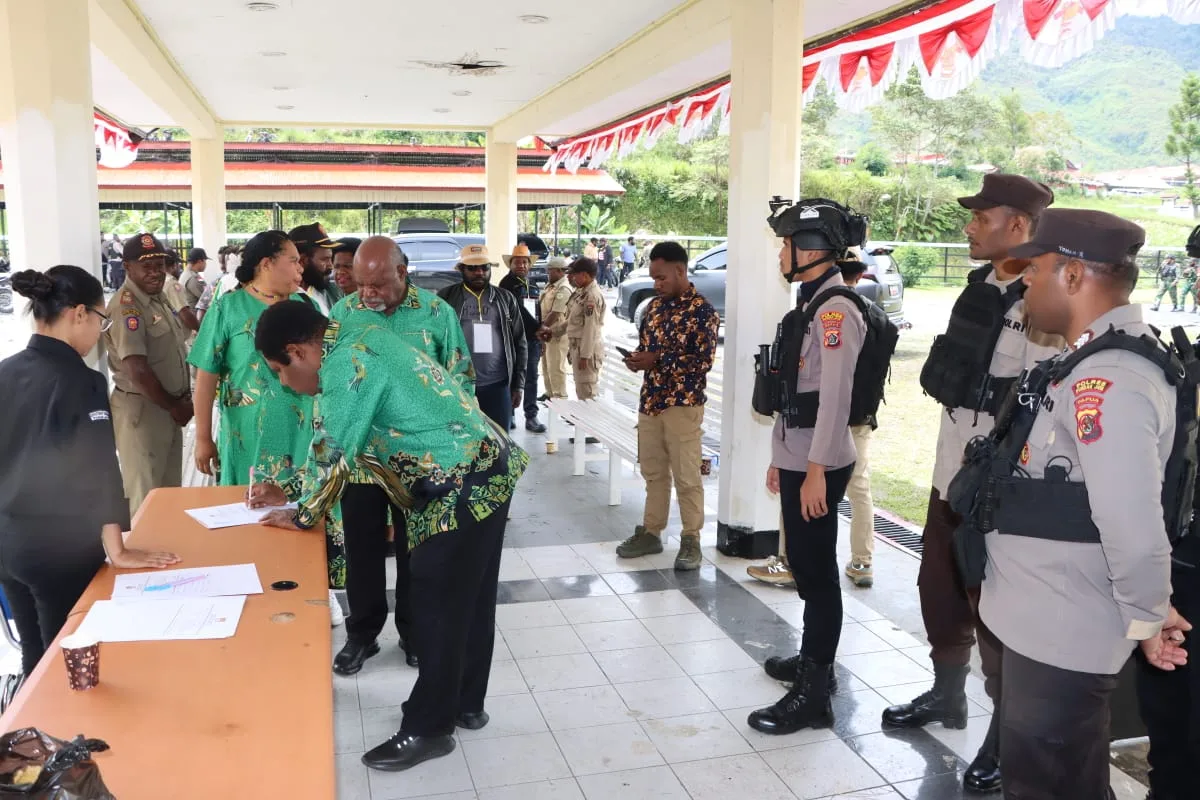 Wakapolres Puncak Jaya Polda Papua Pimpin Pengamanan Debat Publik Kedua Antara Paslon Bupati dan Wakil Bupati Puncak Jaya
