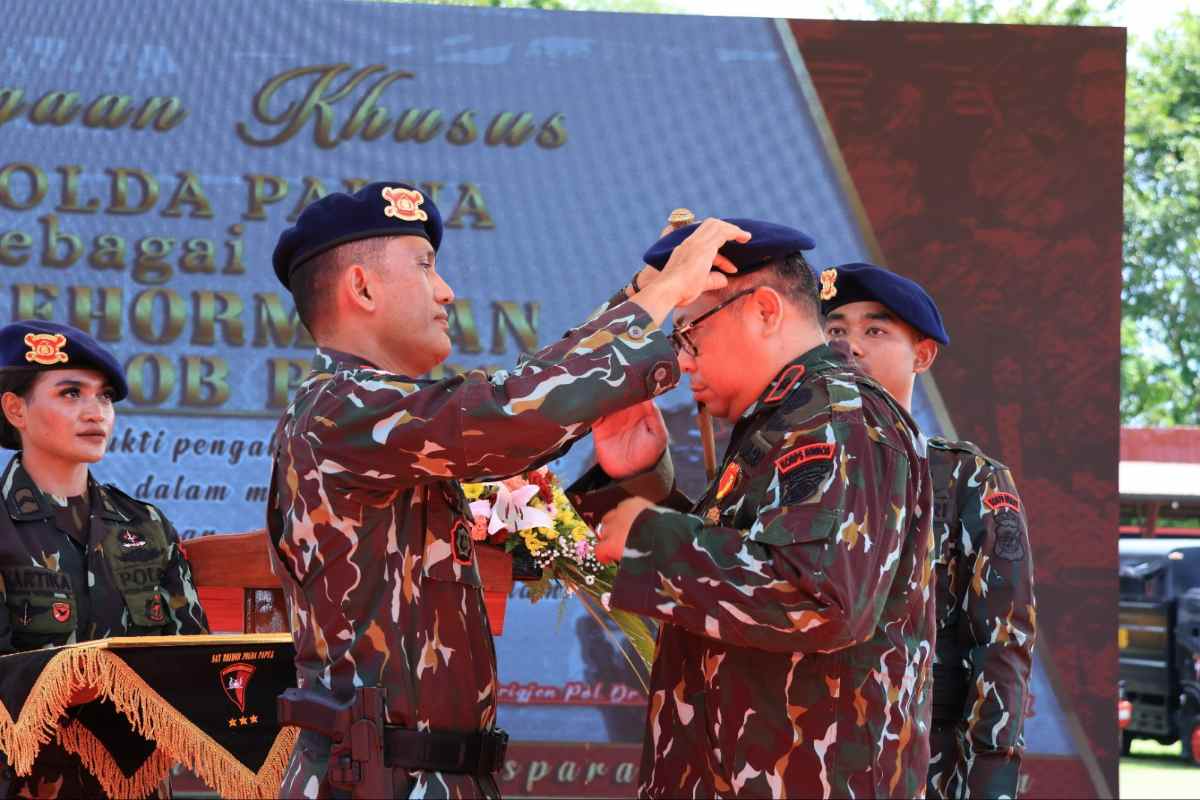 Brigjen Pol. Dr. Faizal Ramadhani Dianugerahi Warga Kehormatan Muda Korps Brimob Polri pada Upacara HUT ke-79 Brimob Polri di Jayapura
