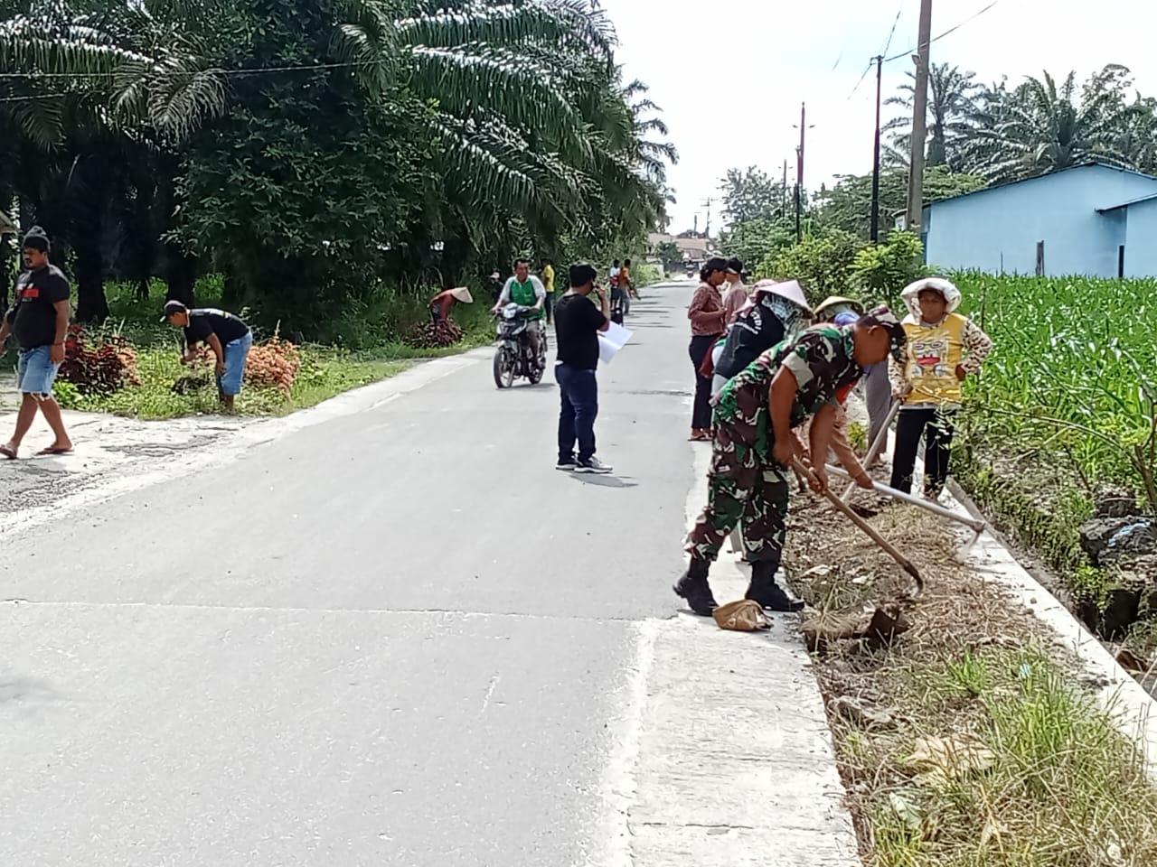 Babinsa  Gotong Royong Bersama Warga Binaan