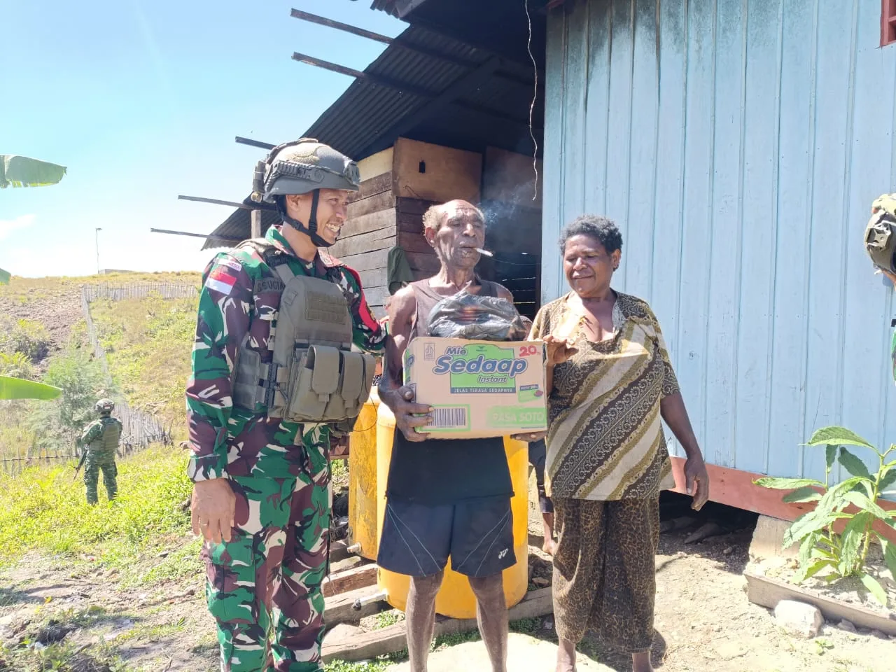 Ciptakan Hubungan yang Harmonis, Satgas Yonif 512/QY Anjangsana ke Rumah Tokoh Kampung