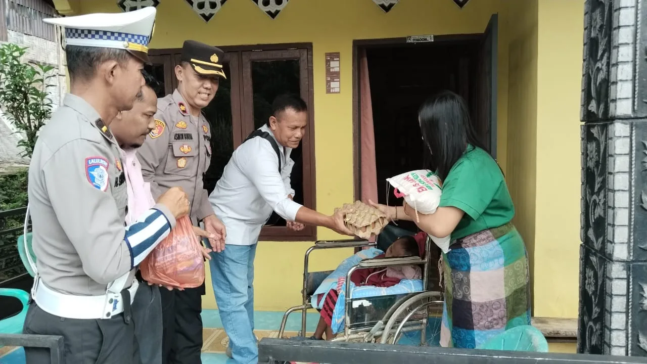 Kapolsek Tanah Jawa Laksanakan Minggu Kasih: Wujud Peduli Polri Berantas Perjudian dan Bantu Warga