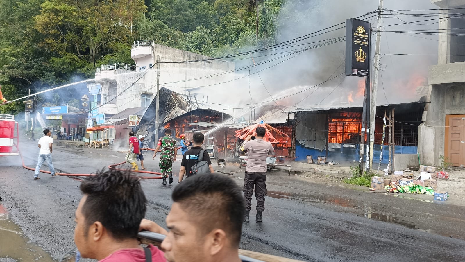 *Polres Simalungun Sigap Tangani Kebakaran Tujuh Rumah di Parapat*