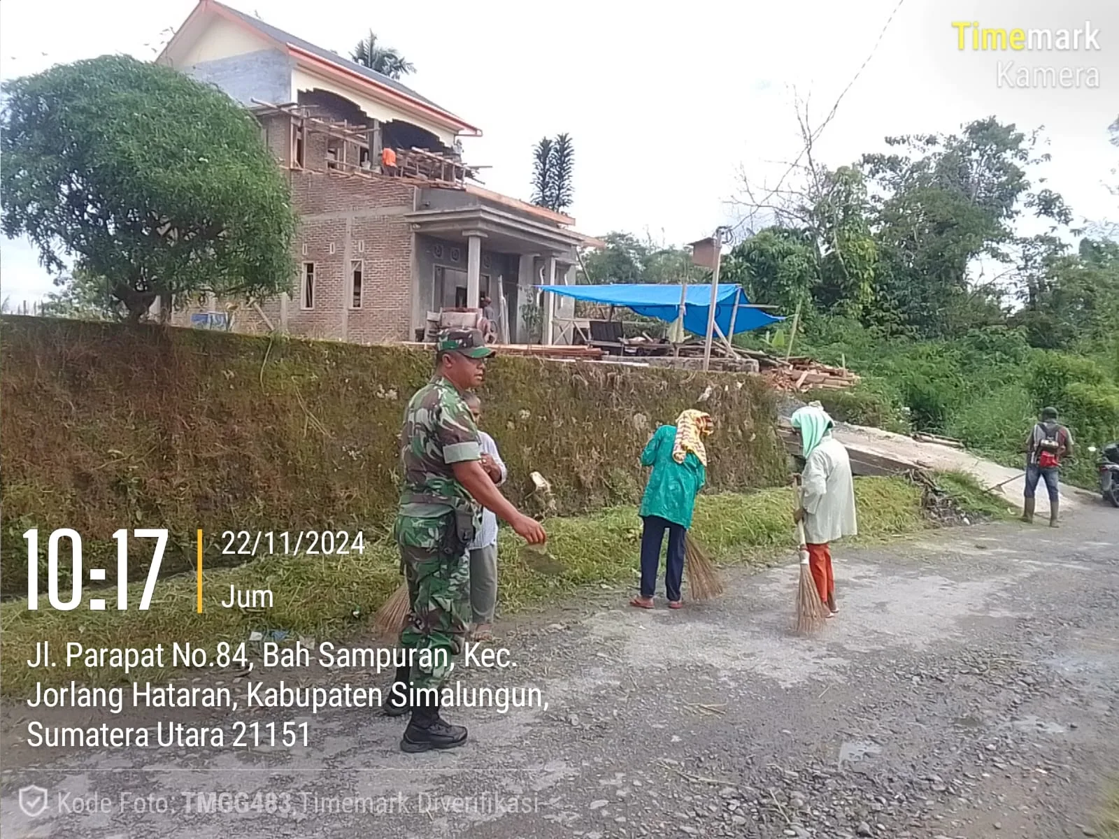 Wujudkan Lingkungan Bersih, Babinsa Bersama Warga Lakukan Gotong Royong