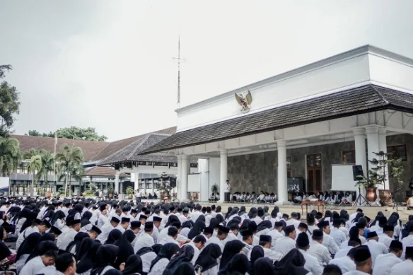 ASN Ciamis Pecahkan Rekor MURI Pemakaian Sarung  Terbanyak