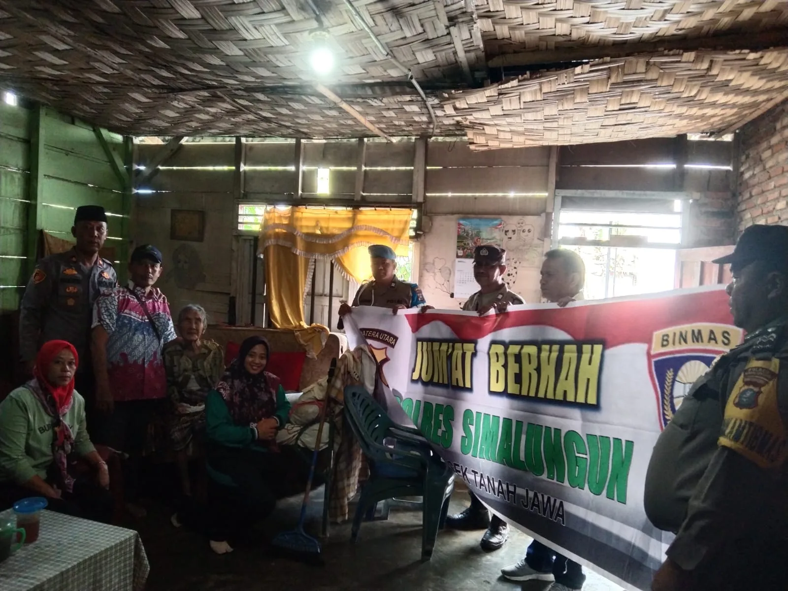 Wujud Nyata Polri Presisi, Kapolsek Tanah Jawa Gelar Jumat Berkah, Bantu Warga Tidak Mampu