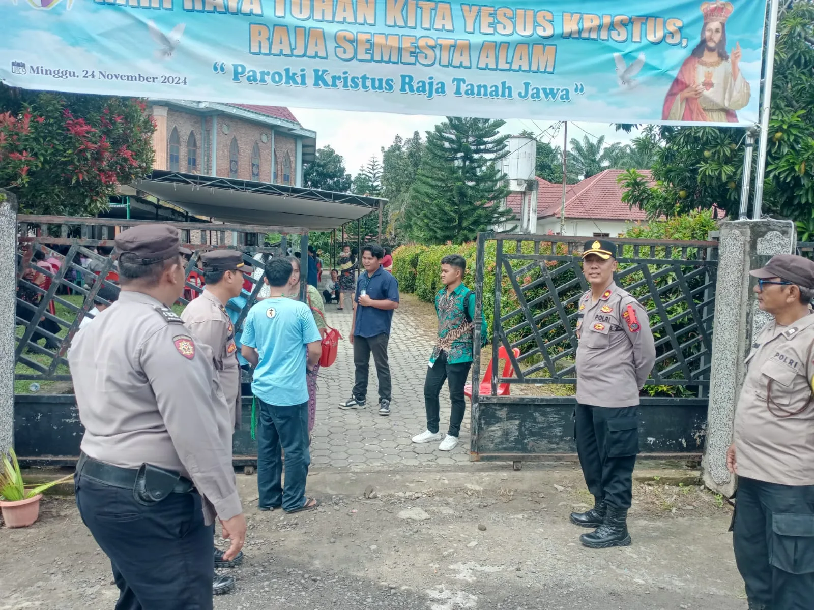 Polsek Tanah Jawa Amankan Perayaan Pesta Kristus Raja Semesta Alam di Gereja Katolik Tanah Jawa