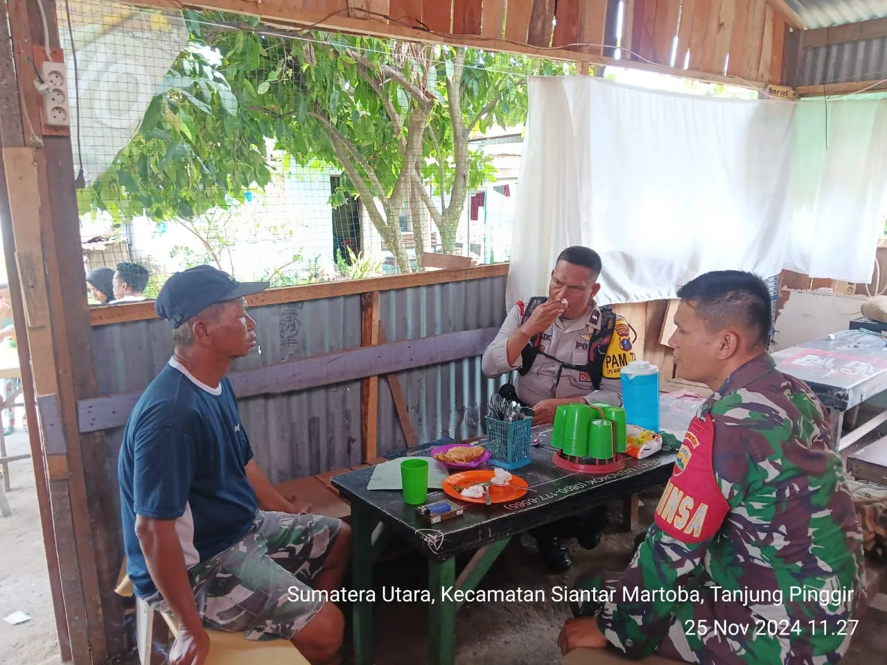 Babinsa dan Babinkamtibmas Laksanakan komsos dengan Masyarakat Tanjung Pinggir