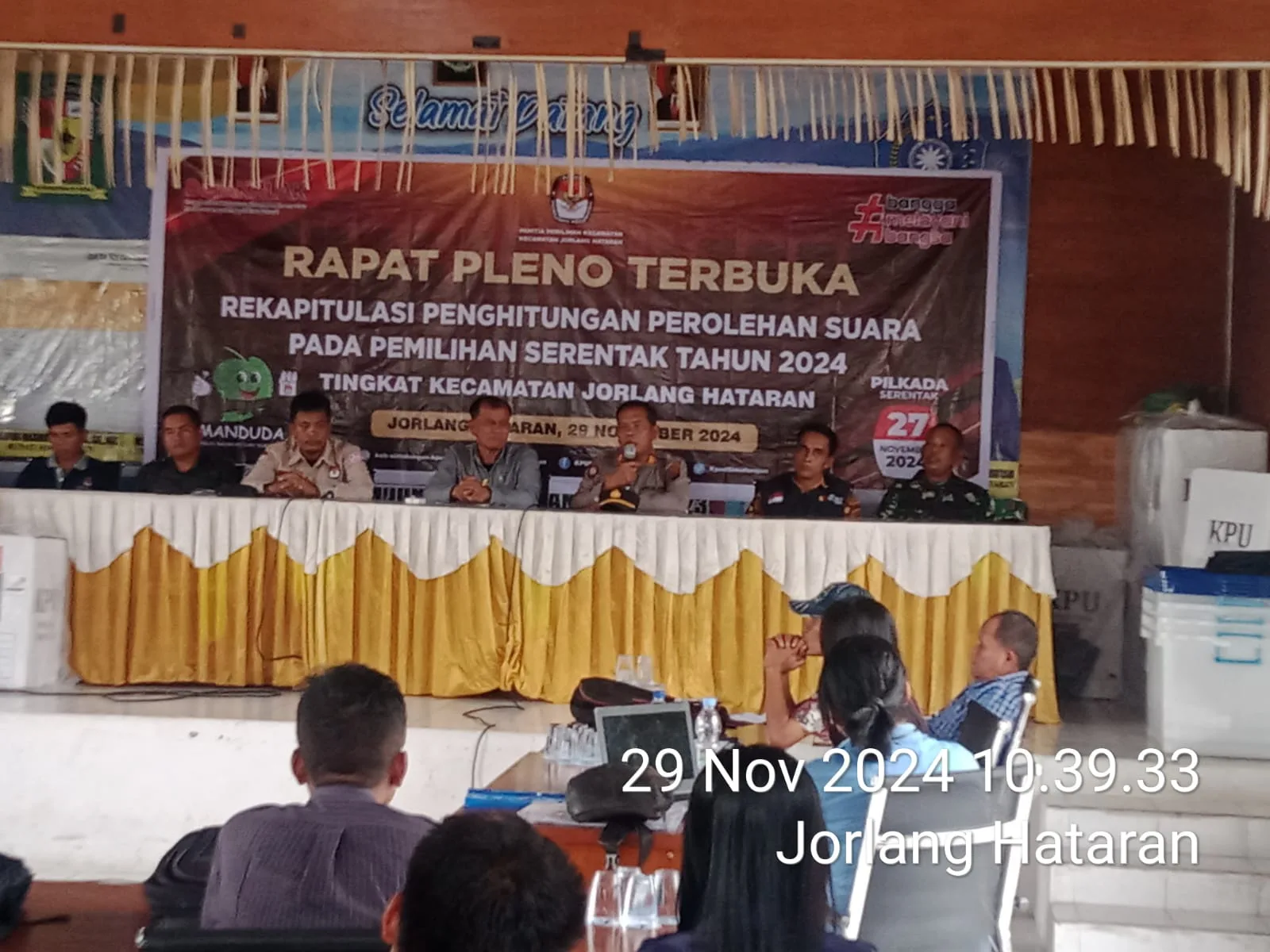 Danramil Tiga Balata Hadiri Rapat Pleno Terbuka Rekapitulasi Perhitungan Perolehan Suara pada Pilkada Serentak 2024 Di Kecamatan Jorlang Hataran