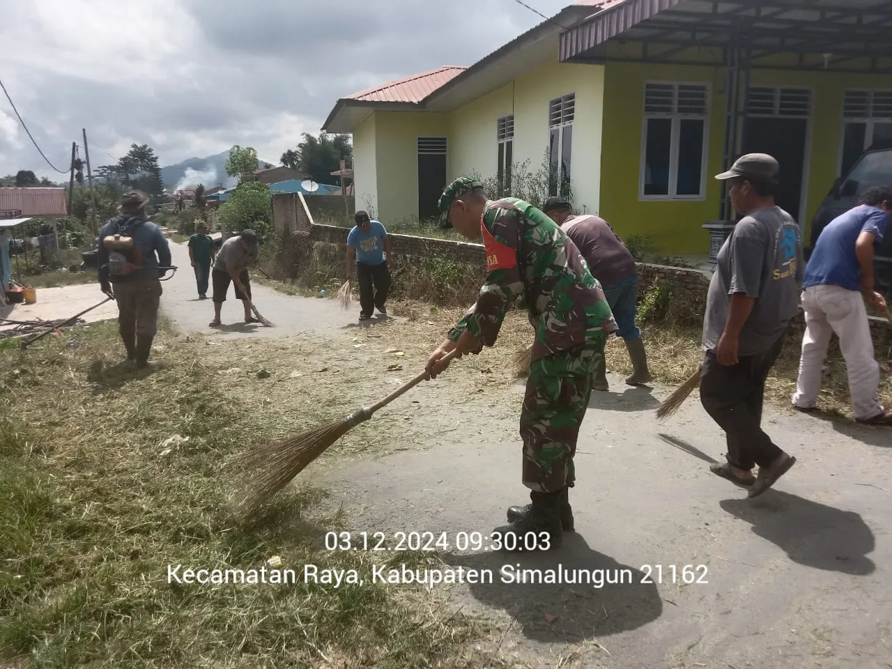 Babinsa Gotong royong bersama warga  membersihkan sampah di sepanjang bahu jalan Pendidikan Kelurahan Pamatang raya
