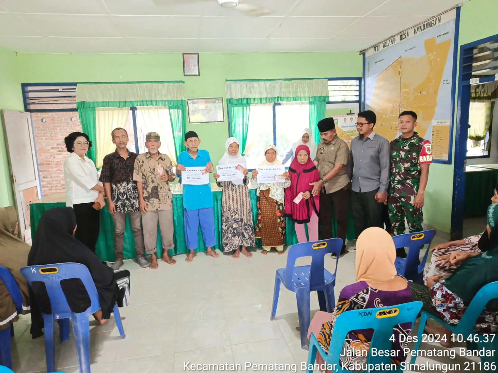 Babinsa Dampingi Penyaluran BLT DD Tahap II tahun Anggaran 2024  Kepada Warga Nagori Kandangan