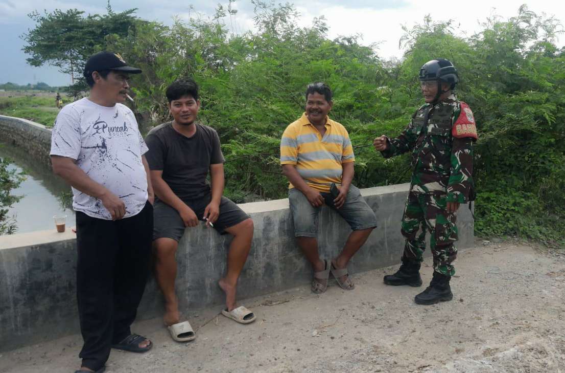 Babinsa Serka Kusnanto Cek Irigasi dan Ajak Warga Jaga Kebersihan Hadapi Musim Hujan