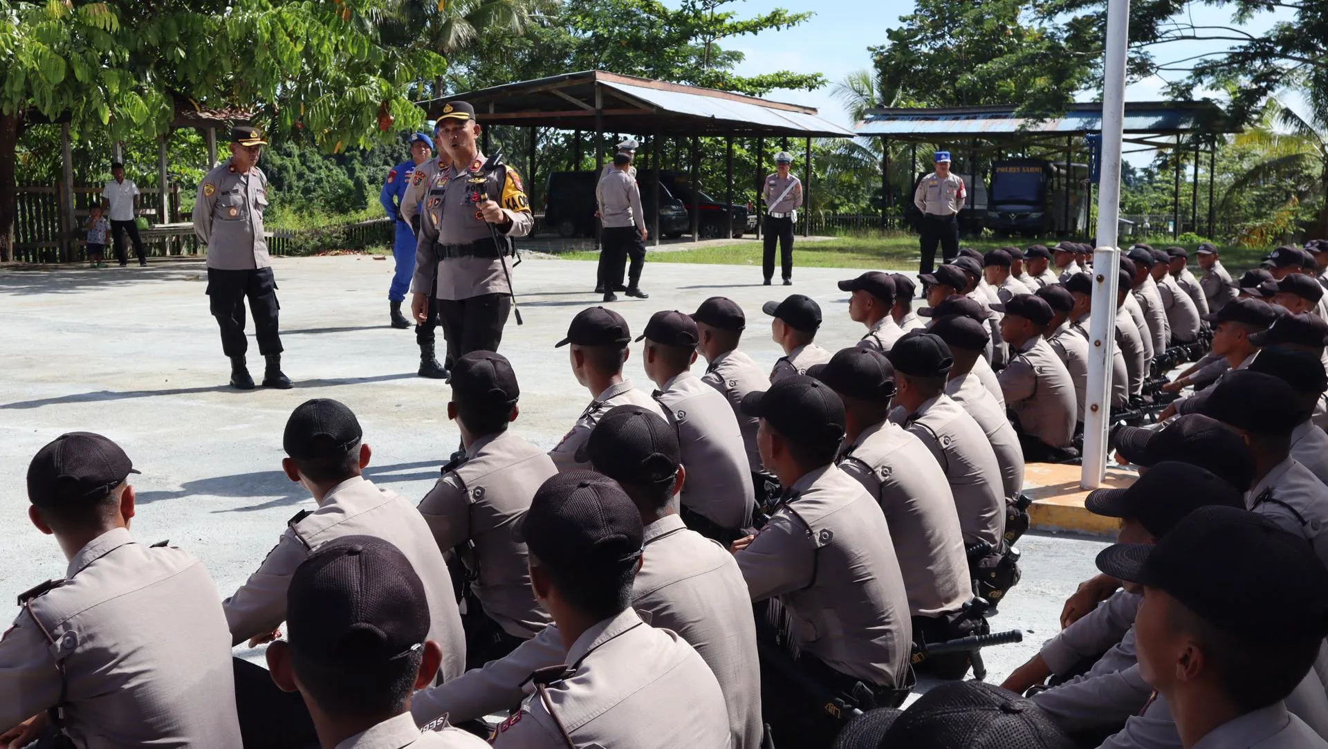 Kapolres Sarmi Pimpin Apel penyerahan Siswa Latihan kerja (Latja) Bintara Polri di Polres Sarmi kembali ke SPN Polda Papua