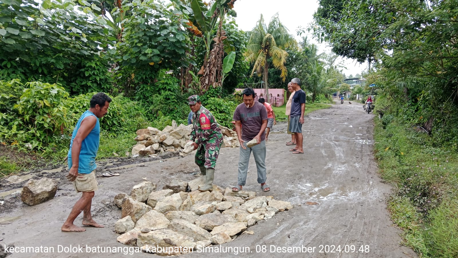 Babinsa Laksanakan Gotong Royong Bersama Warga Binaan Menimbun Jalan Berlubang