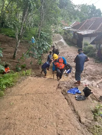 Tak Kenal Waktu, Petugas PLN UID Jabar Hadirkan Terang di Tengah Bencana Cianjur
