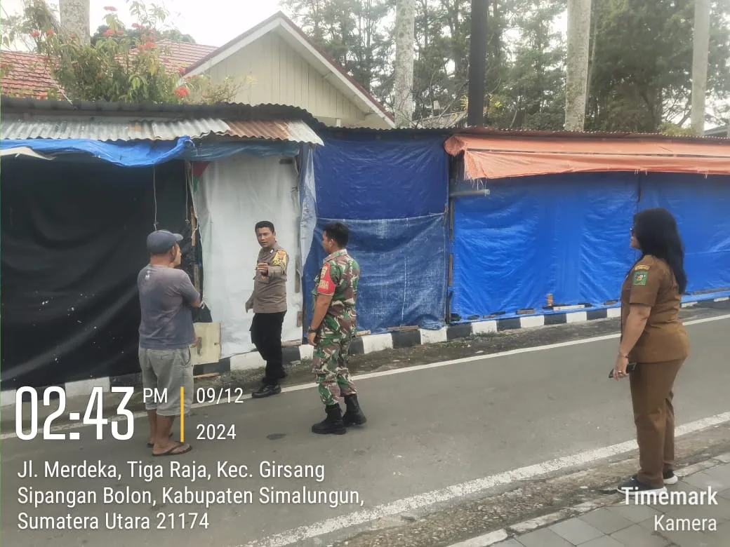 Untung Ada Polisi: Bhabinkamtibmas Polsek Parapat Berhasil Mediasi Sengketa Lapak di Pantai Kasih, Ciptakan Ketenangan di Tengah Masyarakat