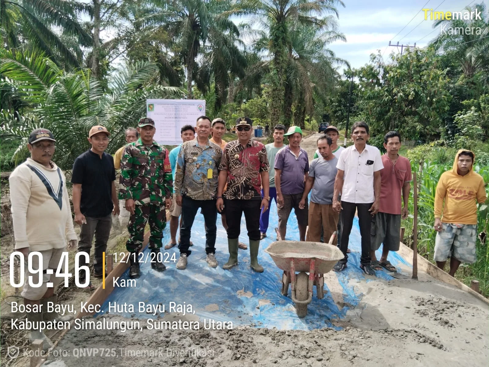 Dukung Pembangunan Desa, Babinsa Dampingi Pembangunan Rabat Jalan Beton di Huta Manrayap II