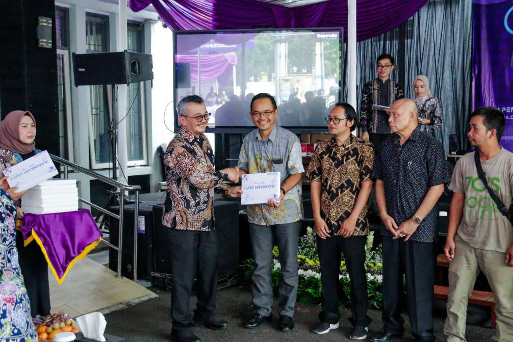 Pj Bupati Ciamis Serahkan Hadiah Bagi Pemenang Undian Program Galuh Go Digital.