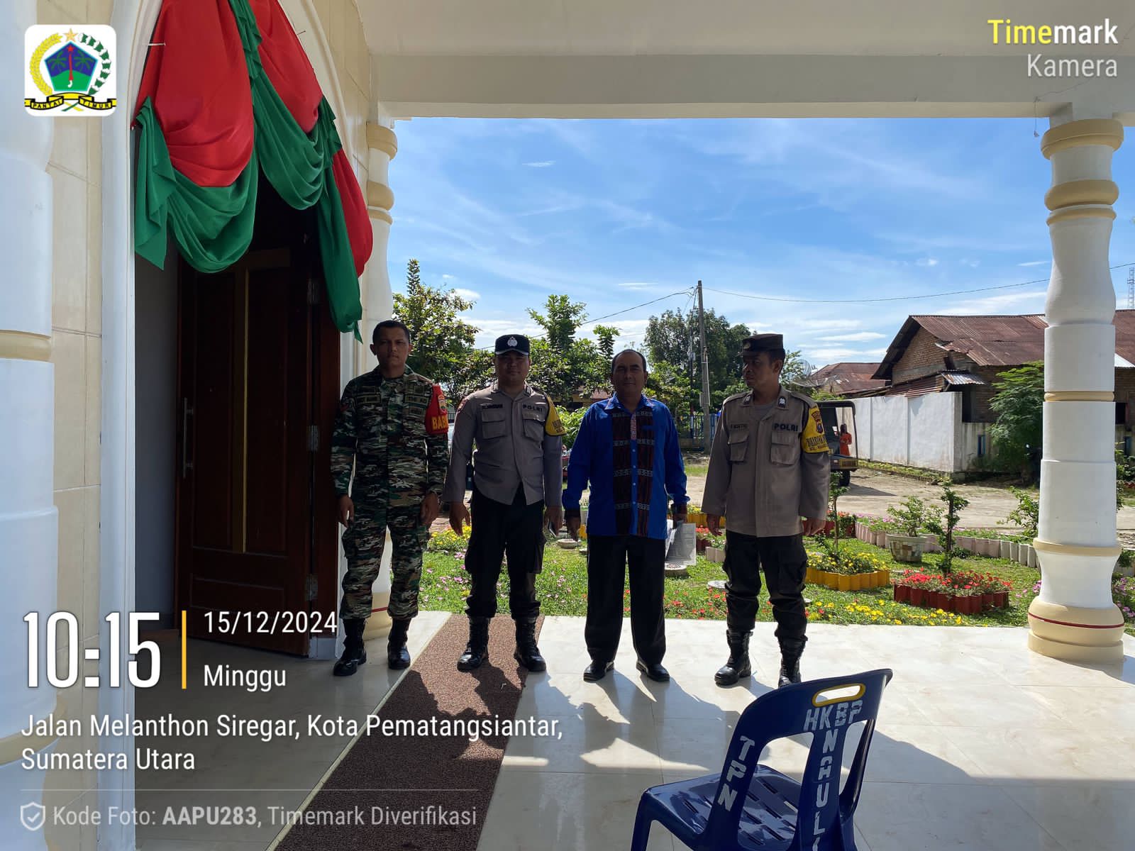 Ciptakan Rasa Aman, Babinsa bersama Bhabinkamtibmas Laksanakan Pengamanan Ibadah Minggu Di Gereja