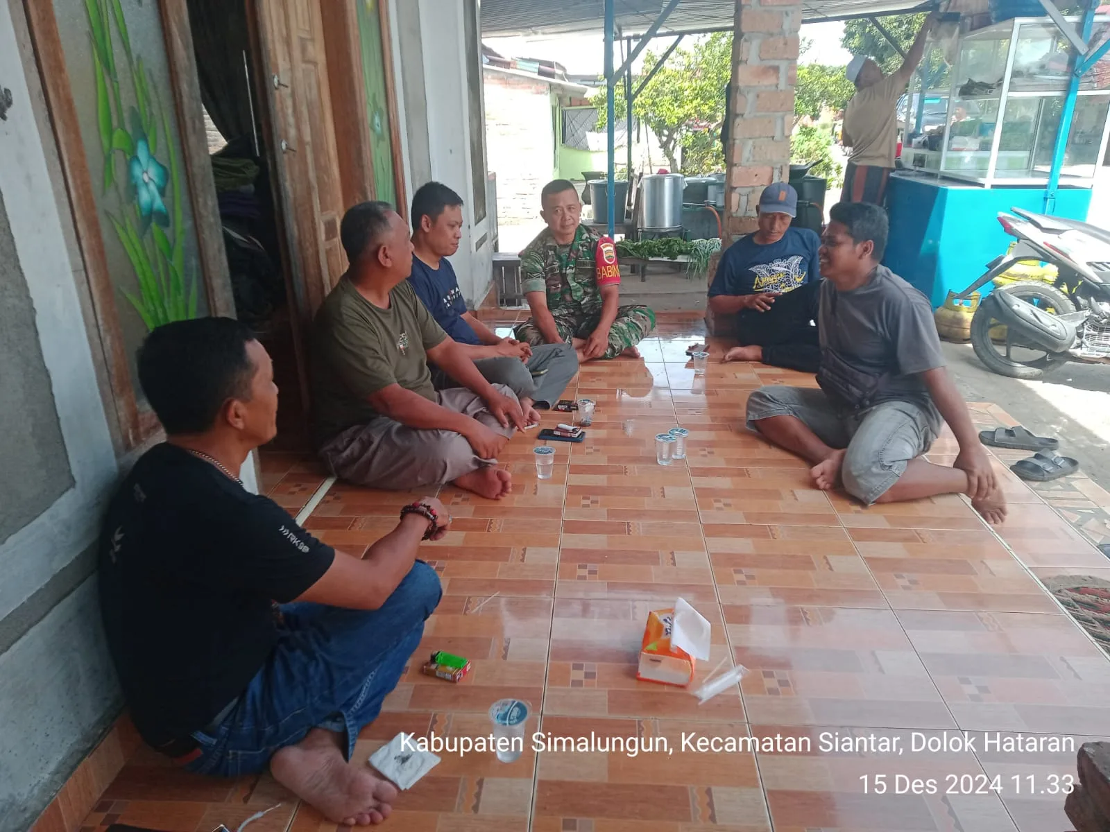 Jaga Hubungan Baik, Babinsa Nagori Dolok Hataran Komsos Dengan Warga Binaan