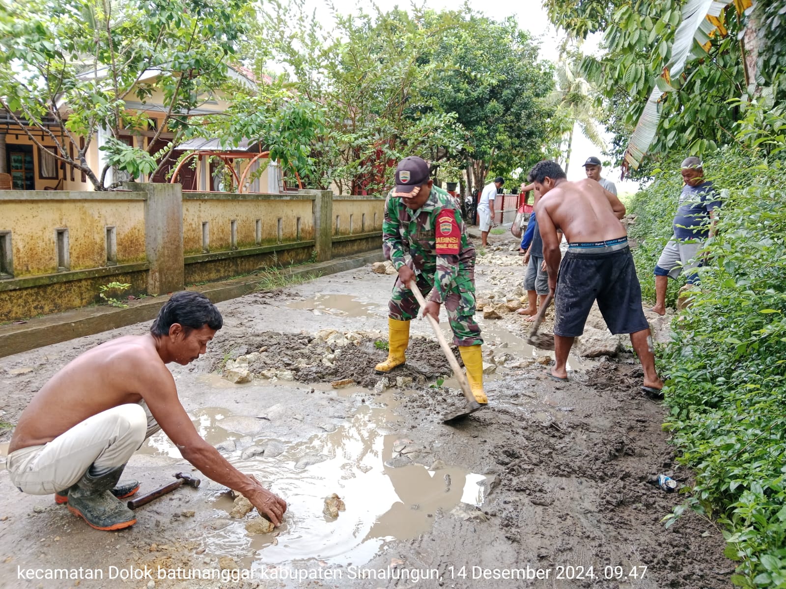 Babinsa Koramil 05/Serbelawan Laksanakan Gotong Royong di Nagori Selinduk