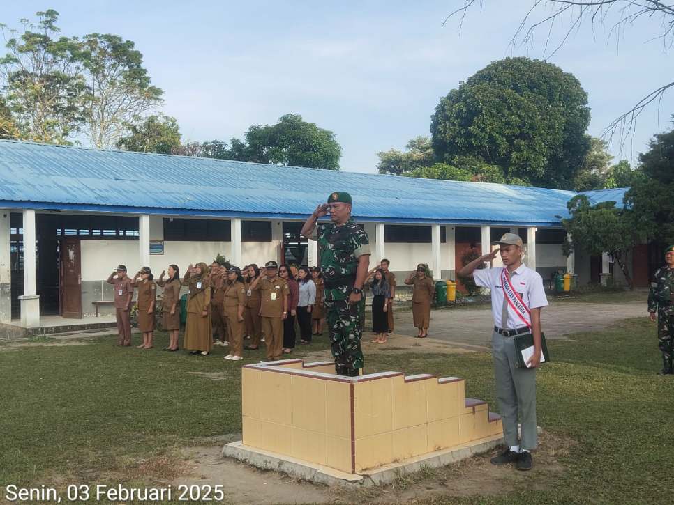 Danramil Kapten Inf Paul V TMP Sitorus Laksanakan Upacara Bendera dan Sosialisasi Wawasan Kebangsaan di SMA Negeri 1 Girsang Sipangan Bolon”