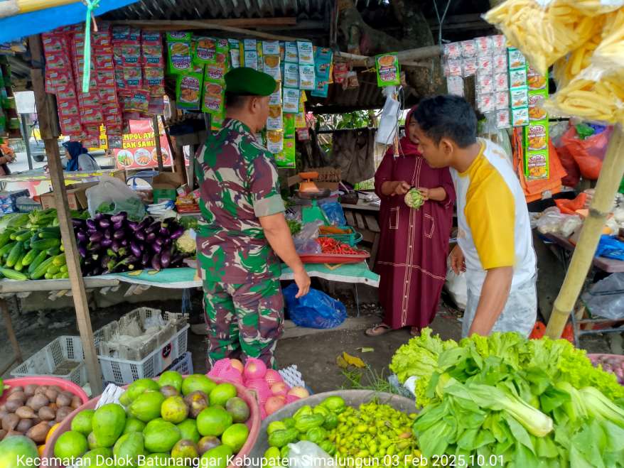 Babinsa Koramil 05/SBL Sertu Suheri Adakan Komsos dengan Pedagang, Bahas Stabilisasi Harga Bahan Pokok di Serbelawan”