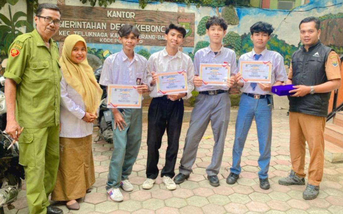 Siswa SMK Patriot Nusantara Terima Sertifikat Tanda Berakhirnya Magang