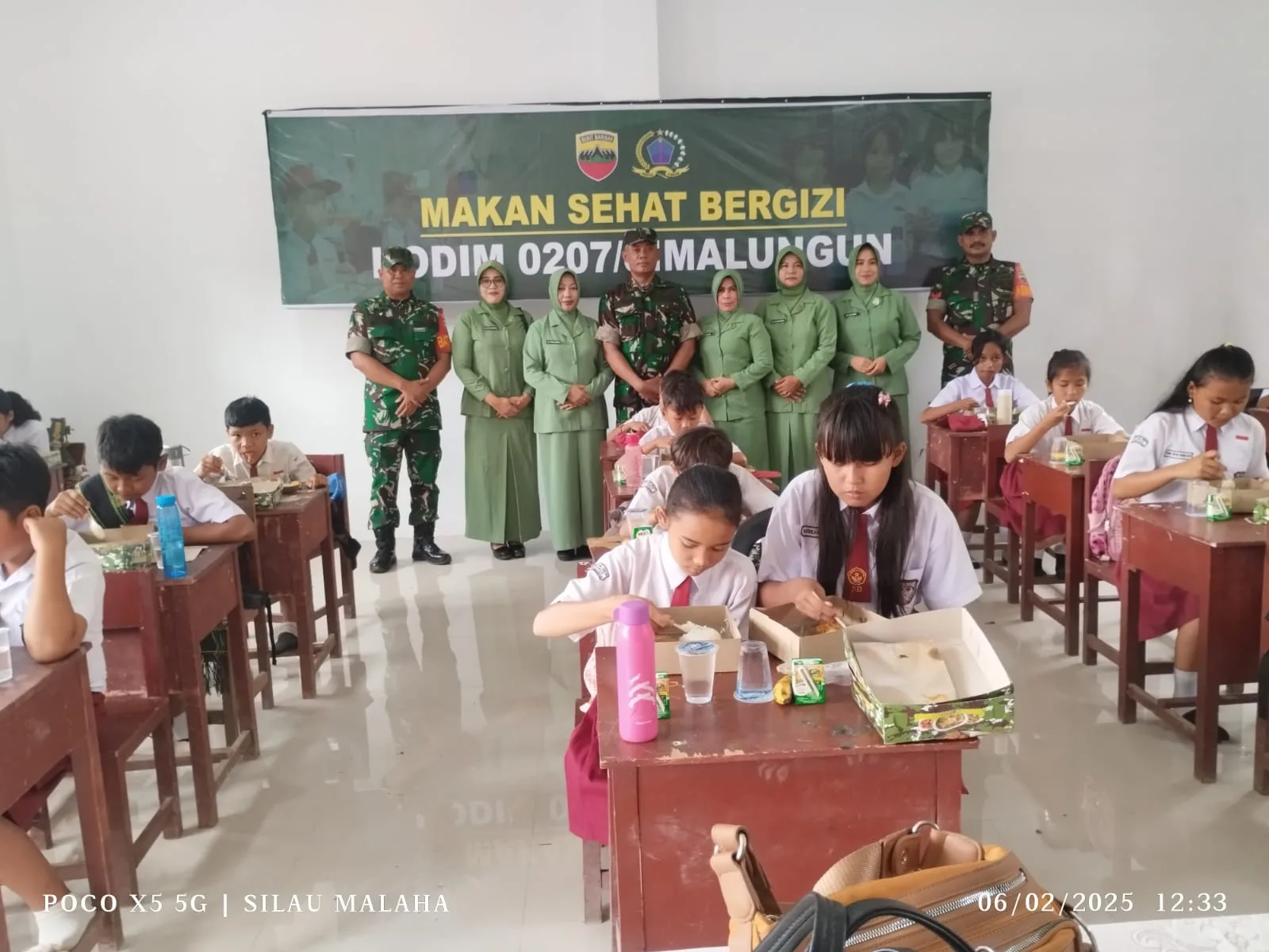 Makan Sehat Bergizi Sekolah Dasar Negeri 091276 Semangat Baris Bersama Kodim 0207/Simalungun dan Persit KCK Cabang XXXIV Dim 0207
