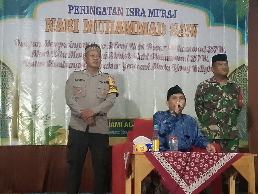 Bhabinkamtibmas Polsek Pasar Kemis Hadiri Peringatan Isra Mi’raj di Masjid Jami Al-Barokah Desa Pangadegan